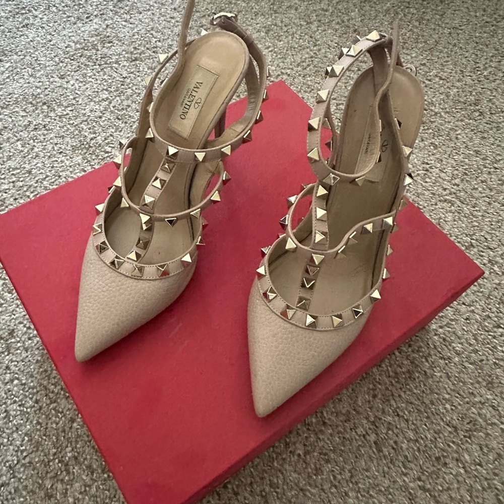 Valentino ROCKSTUD GRAINY LEATHER ANKLE STRAP PUMP SZ38